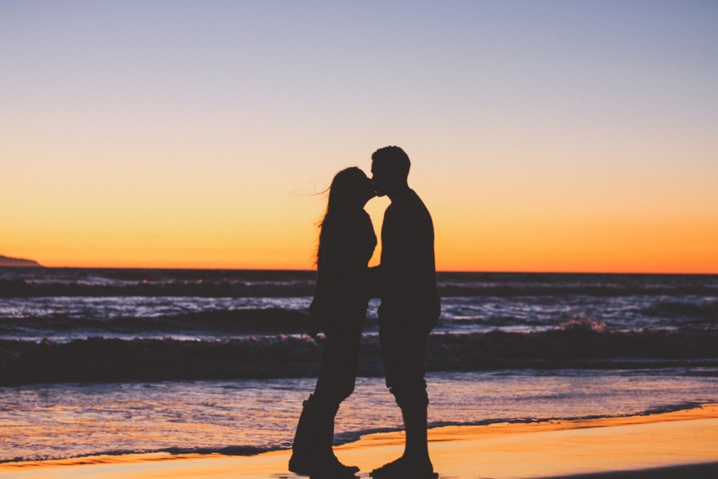 浜辺でキスする男女